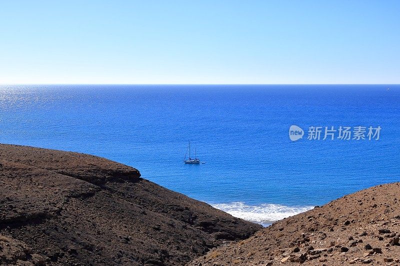 富埃特文图拉的詹迪亚半岛和加那利群岛Puerto de la Cruz村附近的大海